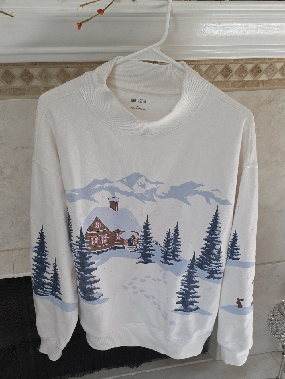 ☃️❄️ HOLLISTER Women's Cream WINTER SCENE Cabin Graphic SWEATSHIRT ❄️☃️